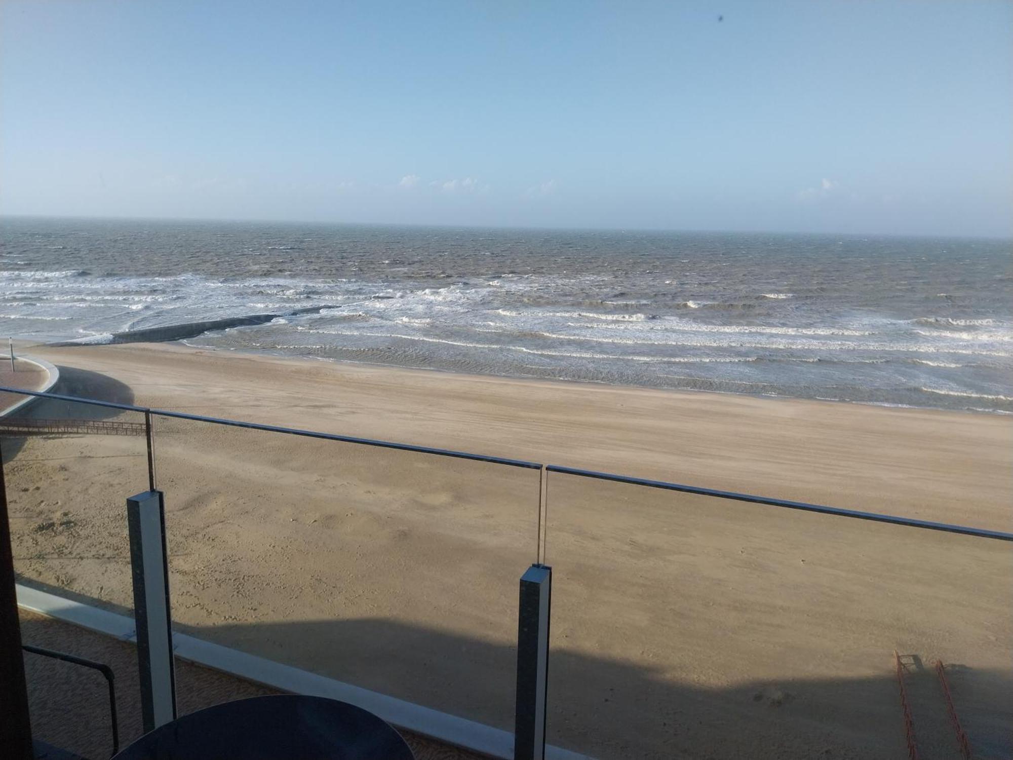 Genieten Van De Vlaamse Kust Met Prachtig Zeezicht De Haan Eksteriør bilde